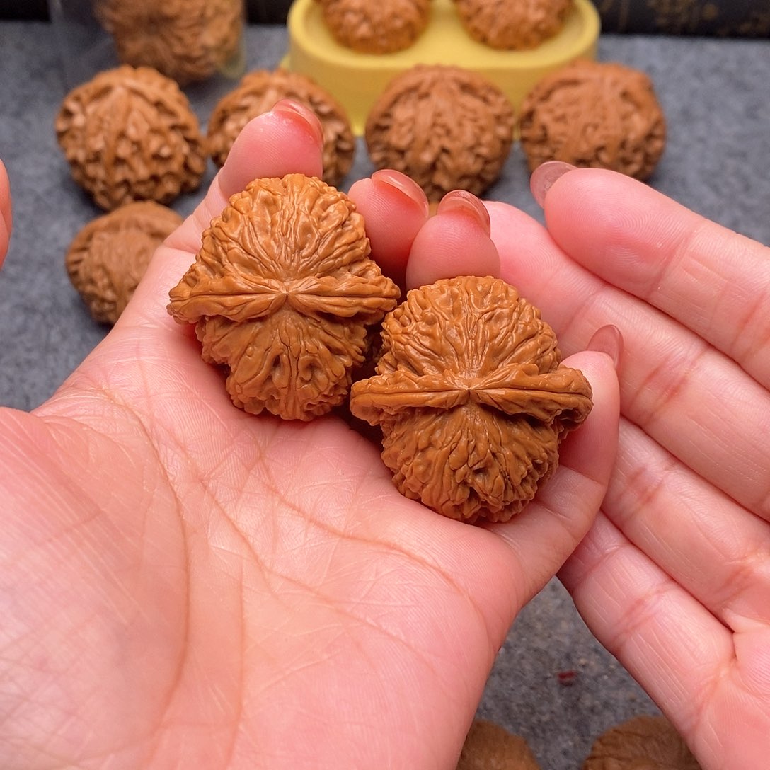 文玩核桃把件精品卡姿兰大眼睛38+全品