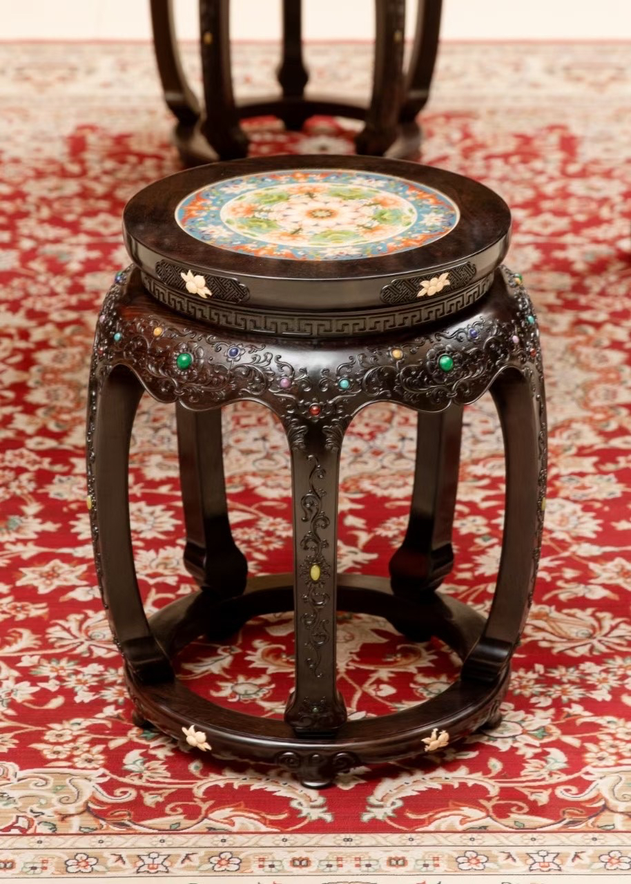 【材质】紫光檀 【名称】有束腰五足托尼西番莲圆鼓凳 