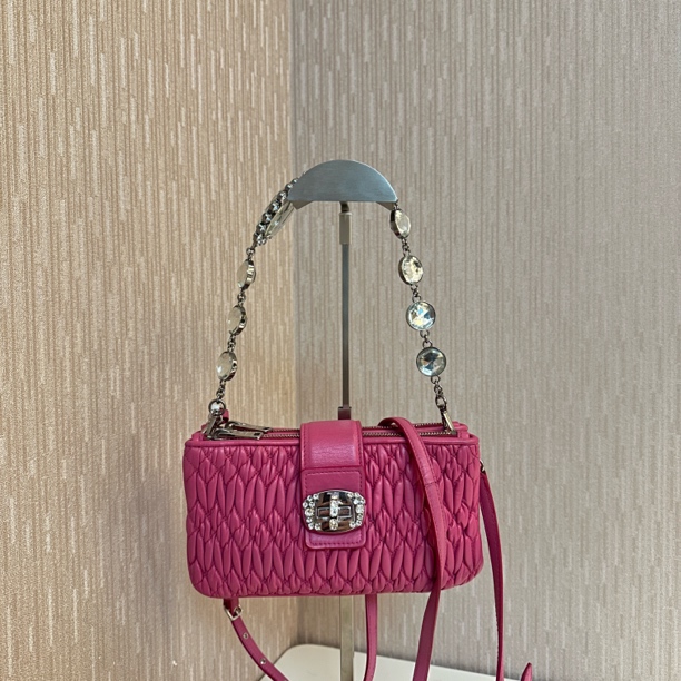 95新 MIU MIU/缪缪 一桃/缪缪 枚粉色褶皱旋钮单肩斜挎