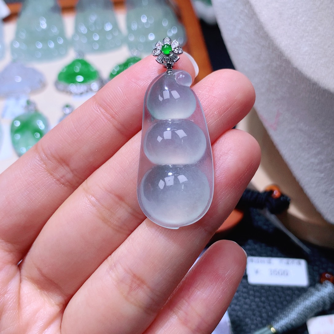 颈饰18K金镶嵌翡翠福豆