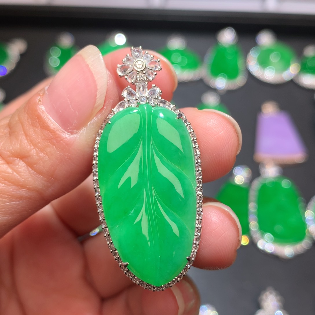 翡翠颈饰18K金镶嵌小*?翡翠