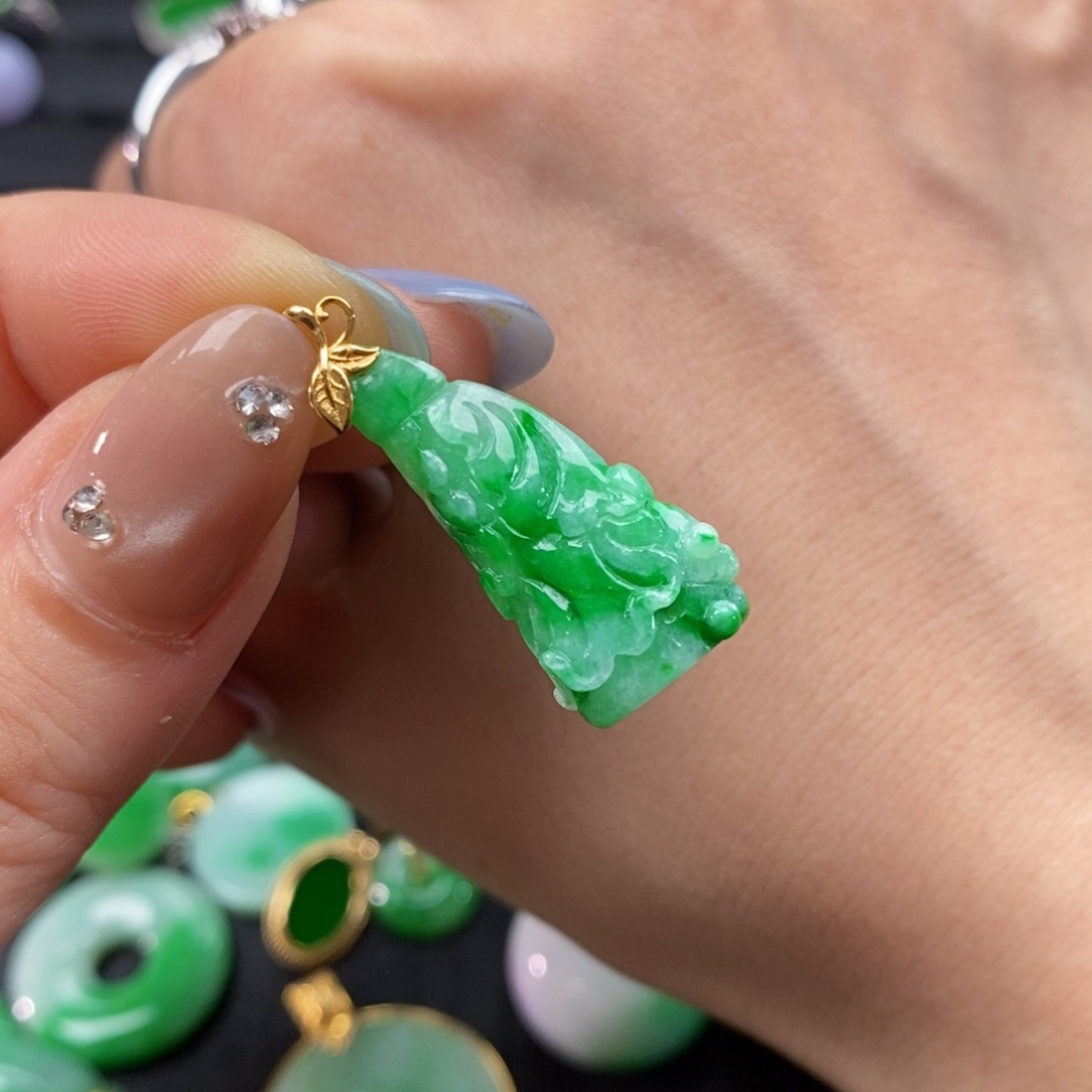 翡翠颈饰18K金镶嵌翡翠