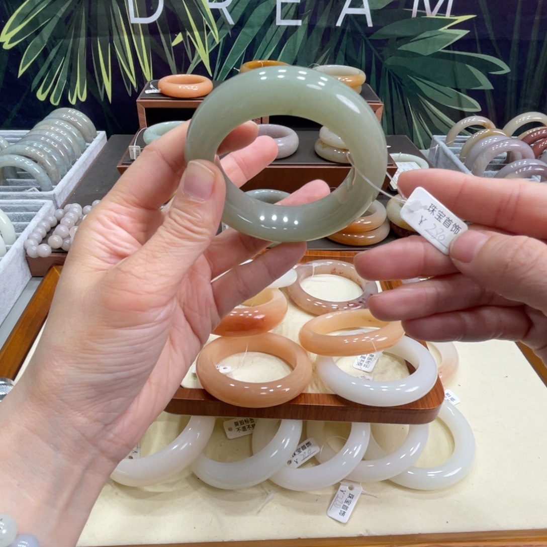 M***.石英岩玉未镶嵌手镯