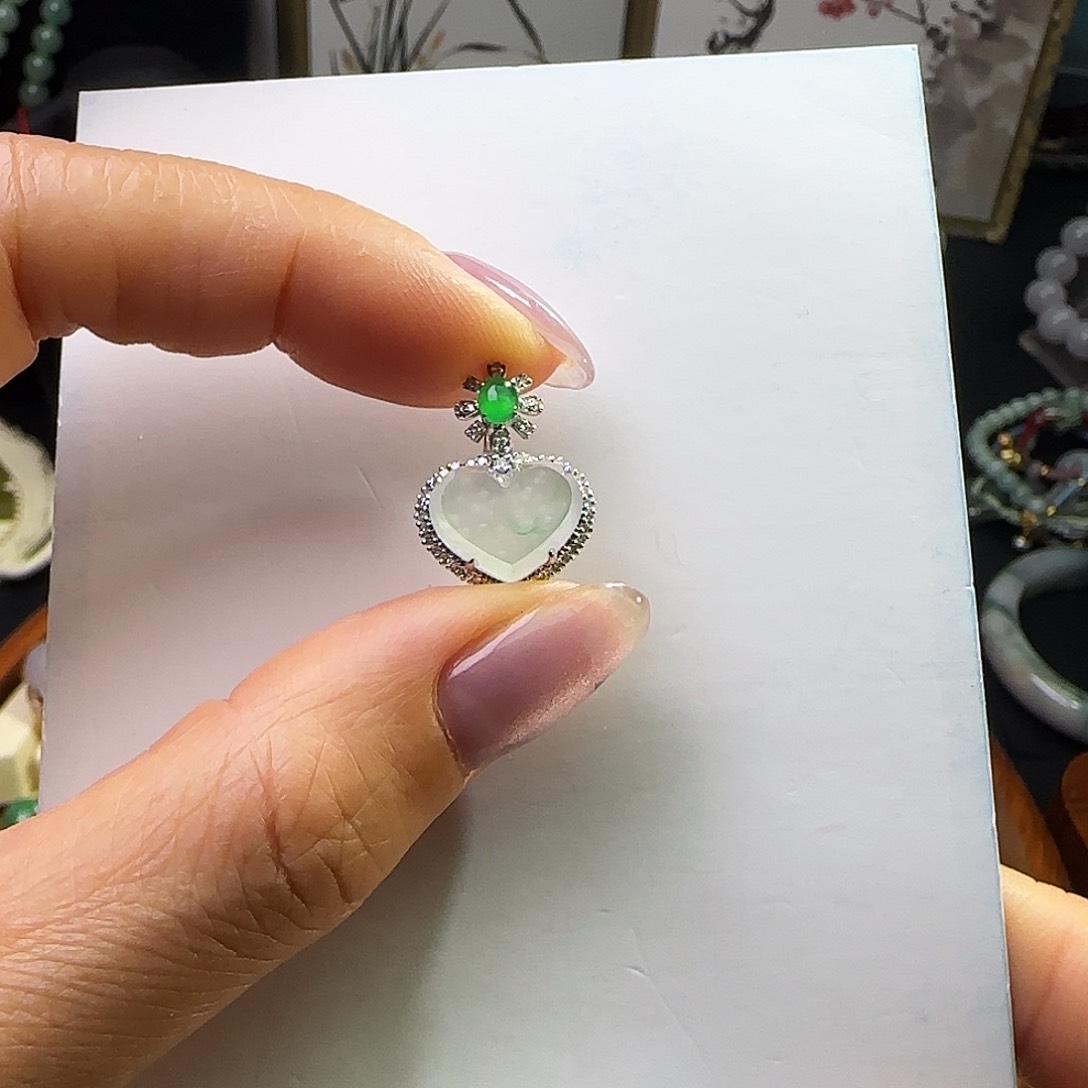 翡翠18K金镶嵌颈饰天然缅料A货 雪花棉爱心吊坠