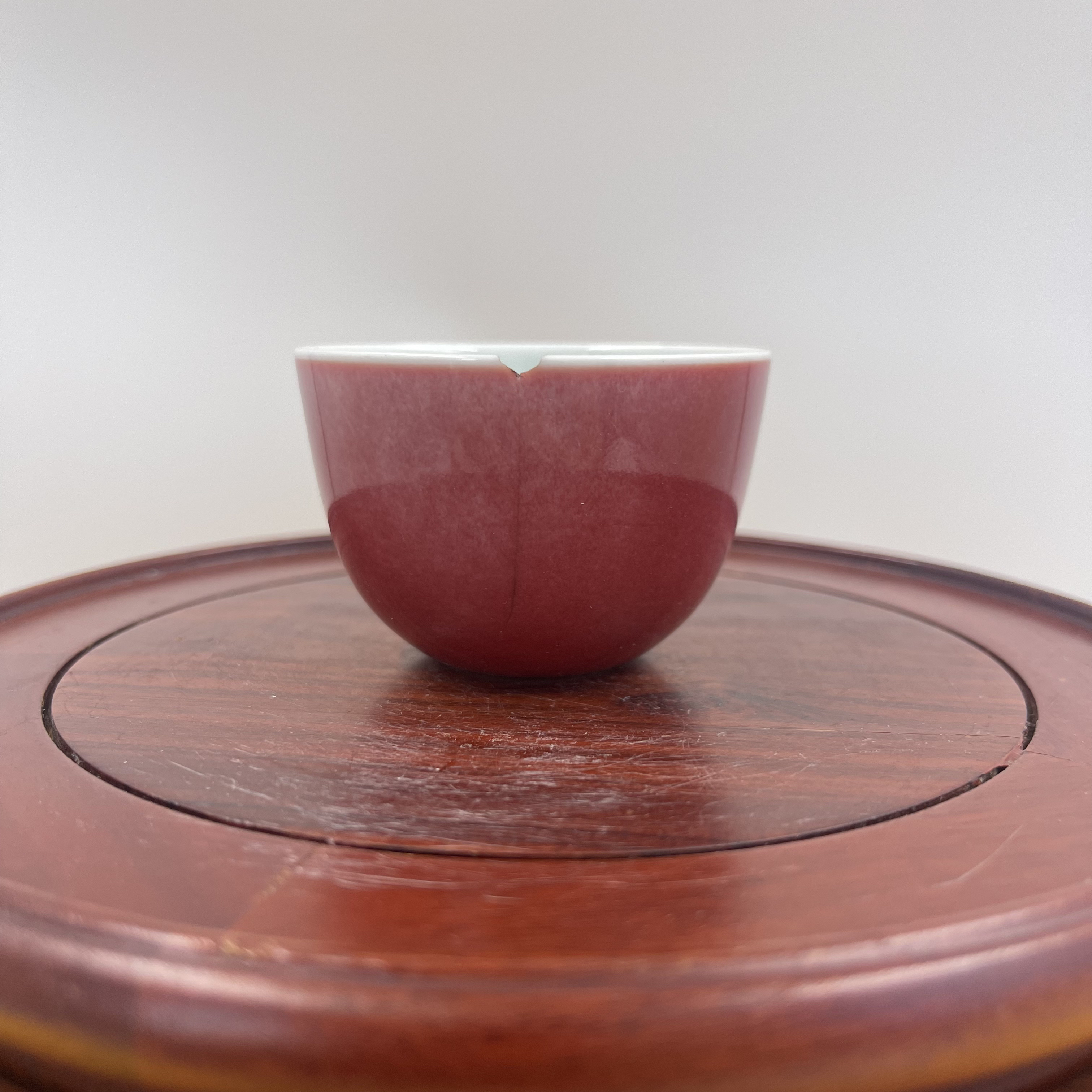 豇豆红釉茶园      高公4.1分 口径6公分  微瑕 三公分冲线