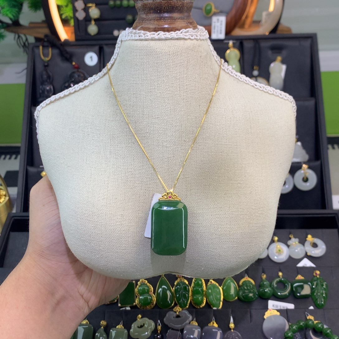 和田玉18K金镶嵌吊坠(赠链)