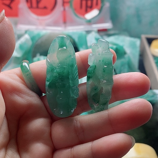 石英质玉未镶嵌颈饰