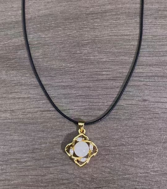 天然和田玉镶嵌圆形吊坠82