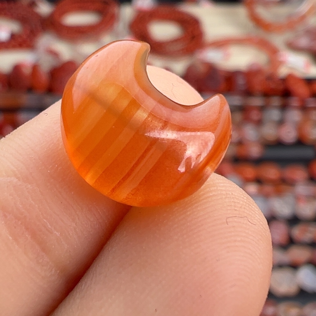 南红玛瑙未镶嵌颈饰月亮