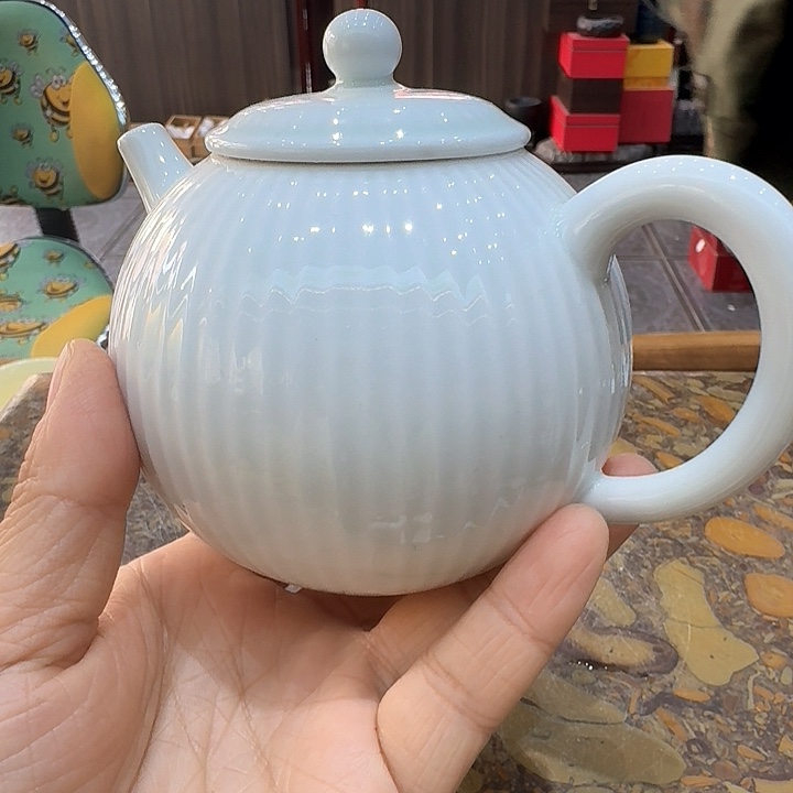 青瓷壶一个，瓷。。。品茗