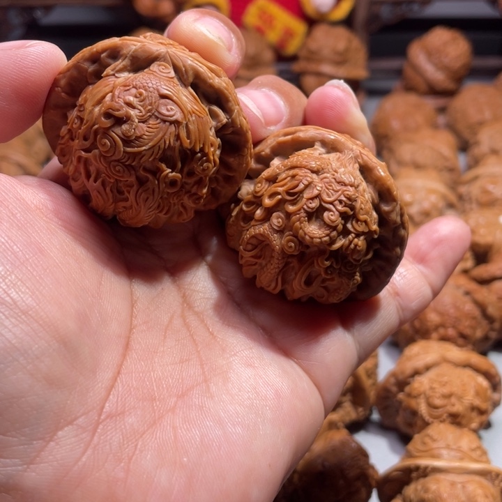 M**乔白狮子雕刻的龙凤