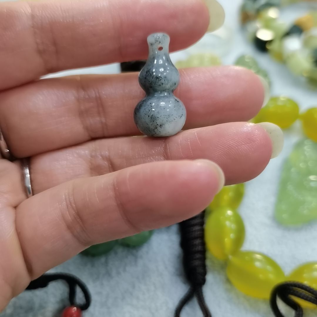 未镶嵌蛇纹石玉吊坠
