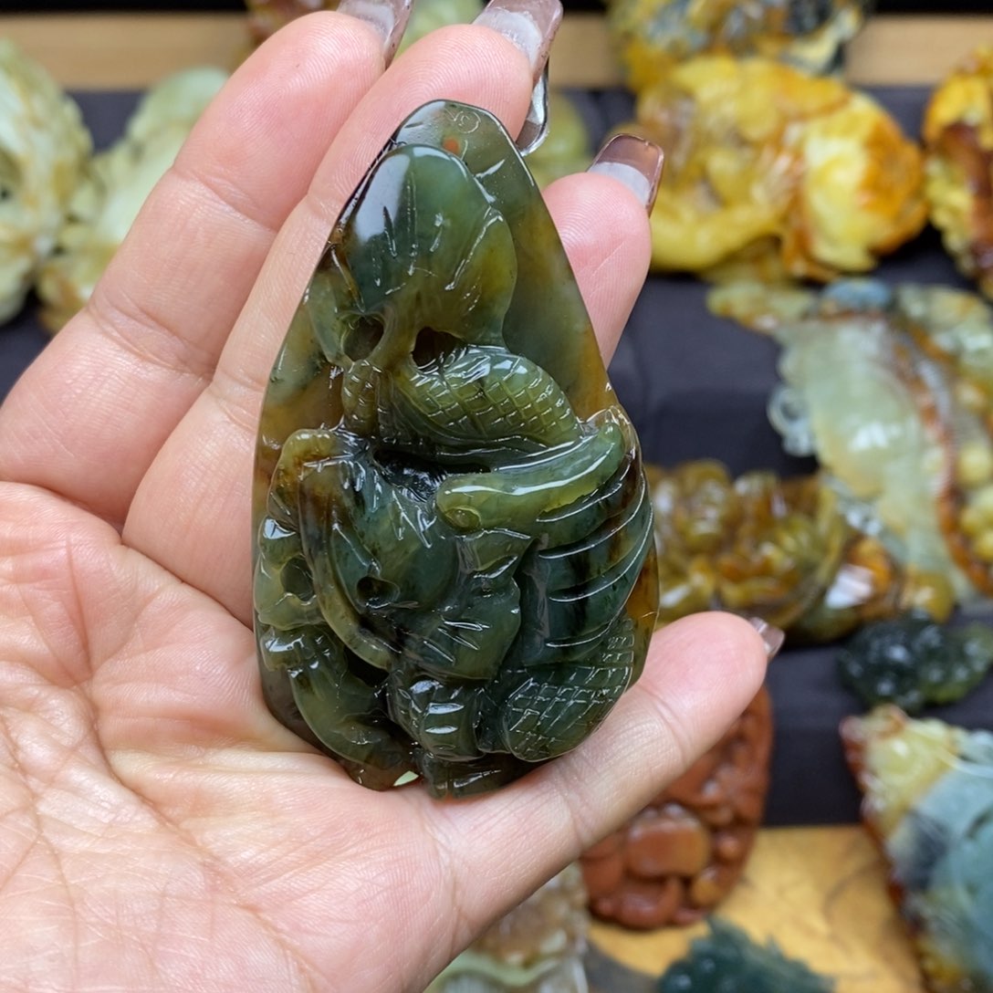 蛇纹石玉颈饰未镶嵌