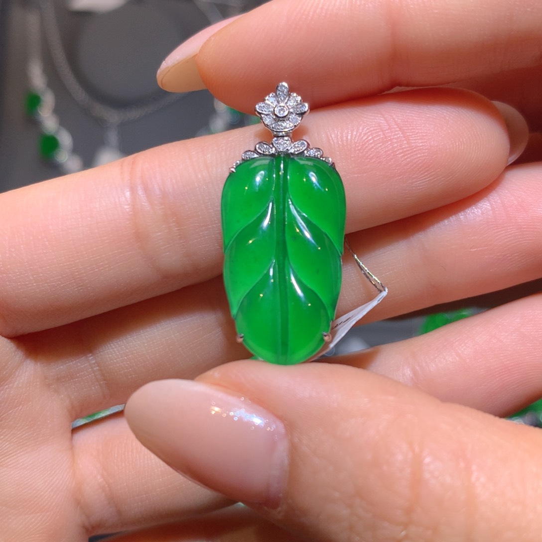 翡翠颈饰18K金镶嵌叶子