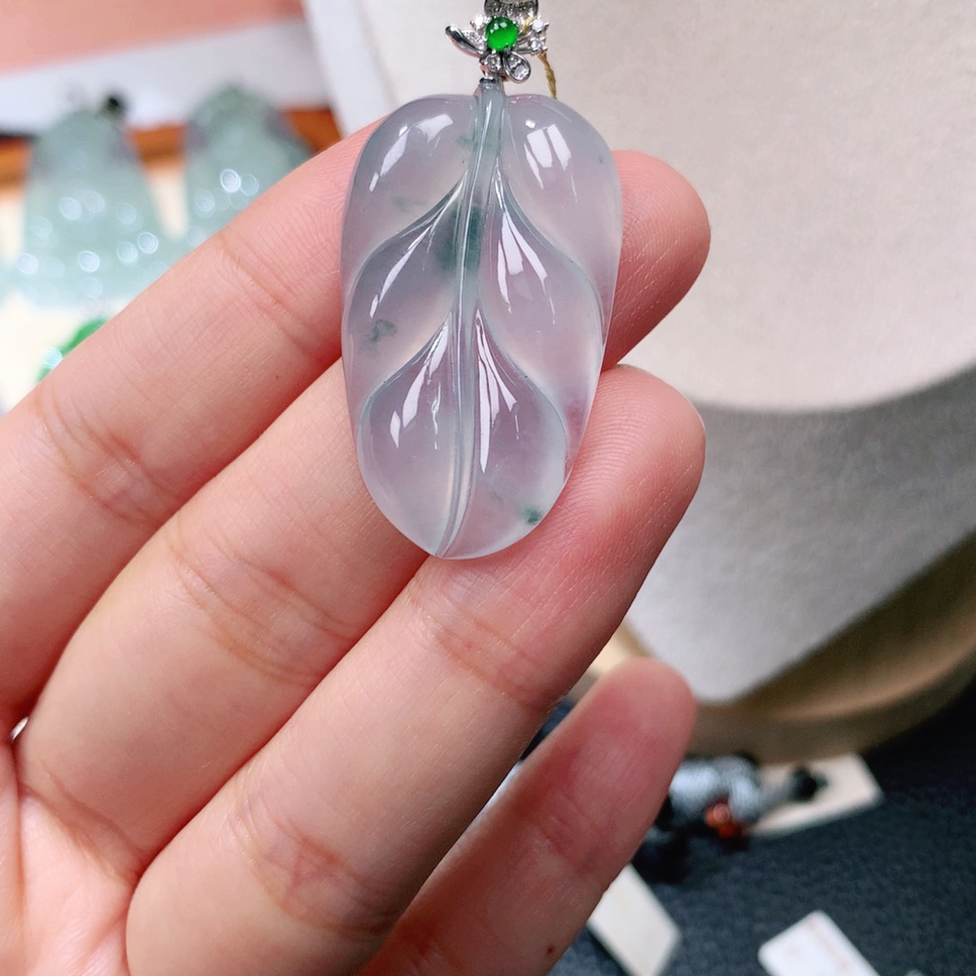 颈饰18K金镶嵌翡翠叶子