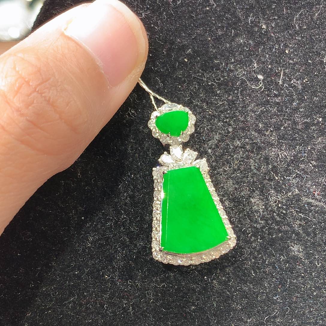 翡翠18K金镶嵌颈饰