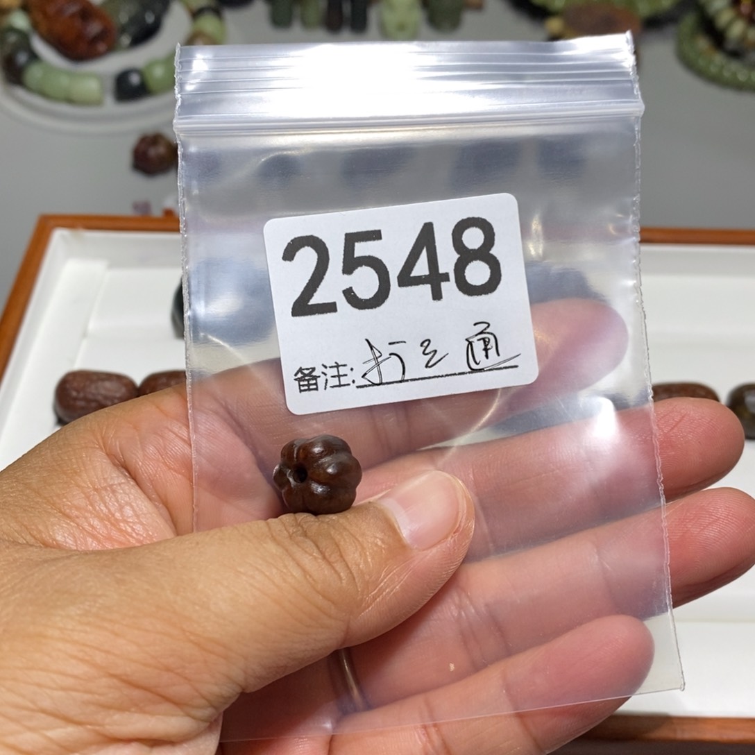 颈饰未镶嵌透闪石质玉桑****)