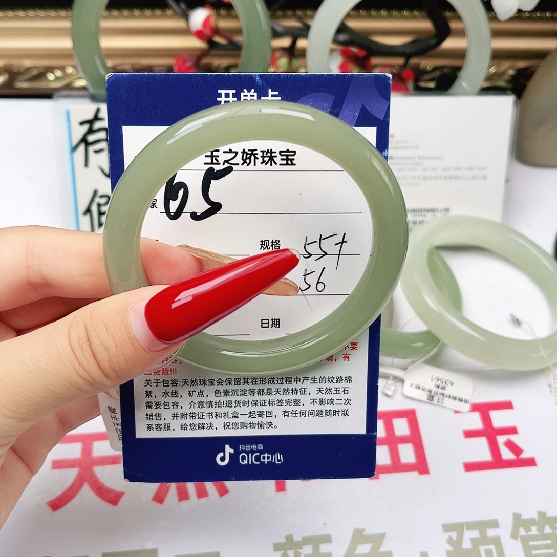 和田玉手镯未镶嵌是****?