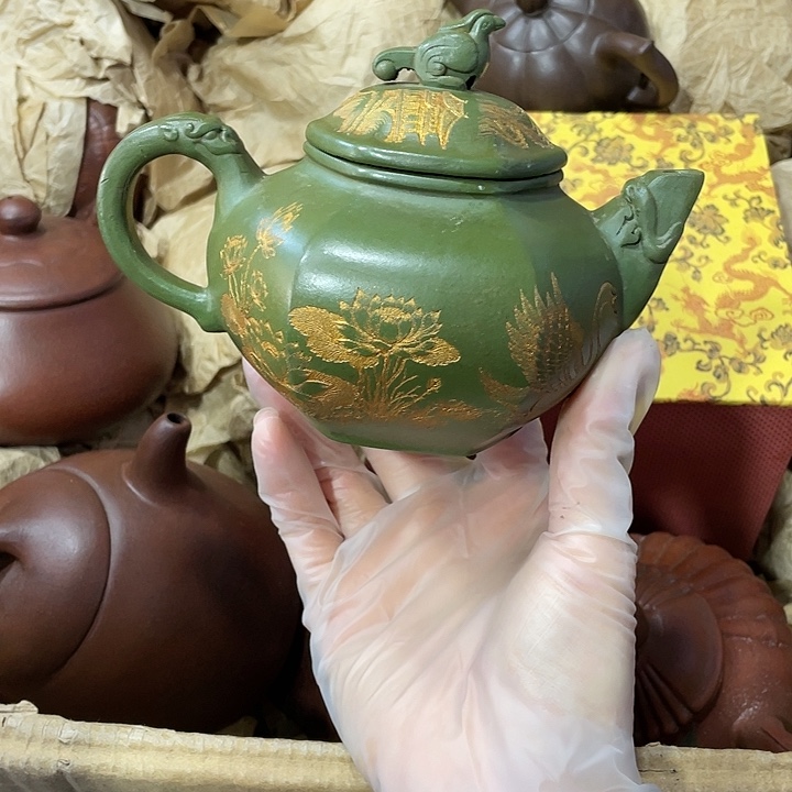 紫砂茶壶原矿泥料，手工制作的一把紫砂壶。