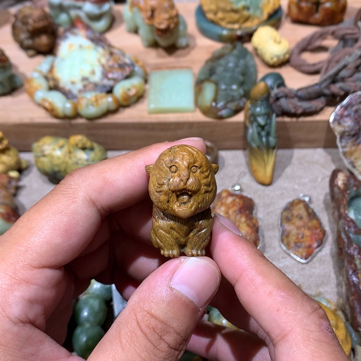 未镶嵌岫岩河磨玉（透闪石质玉）把件