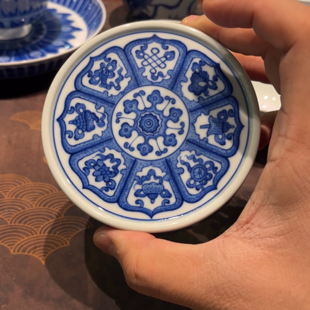 陪***步青花杂宝盖置一只