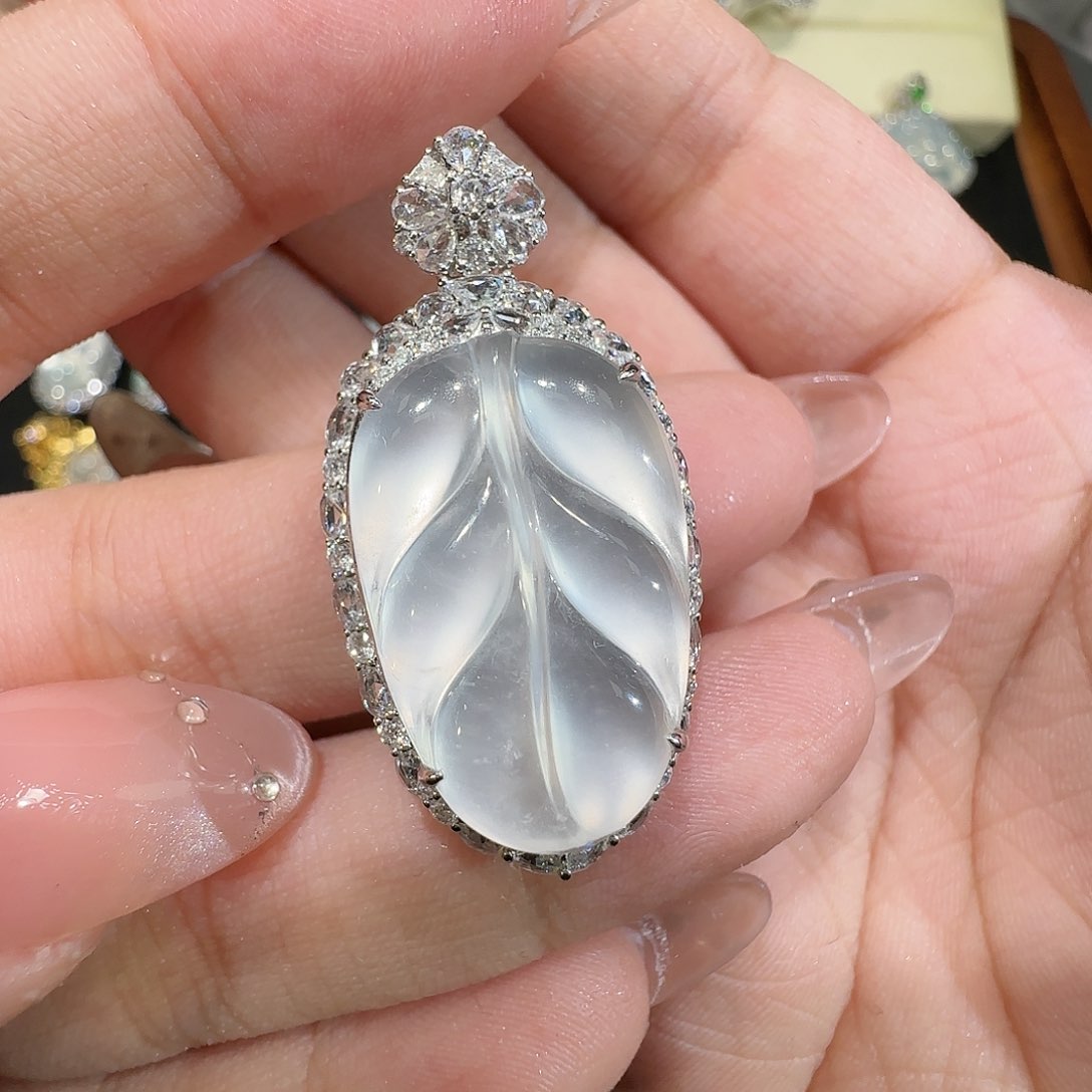 【闪购商品】颈饰18K金镶嵌翡翠➕*
