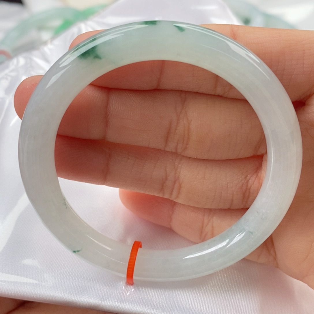 翡翠手镯（圆镯）未镶嵌53圈