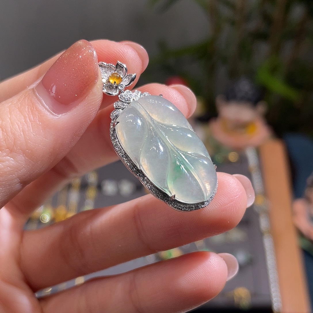 翡翠颈饰18K金镶嵌冰飘绿叶子