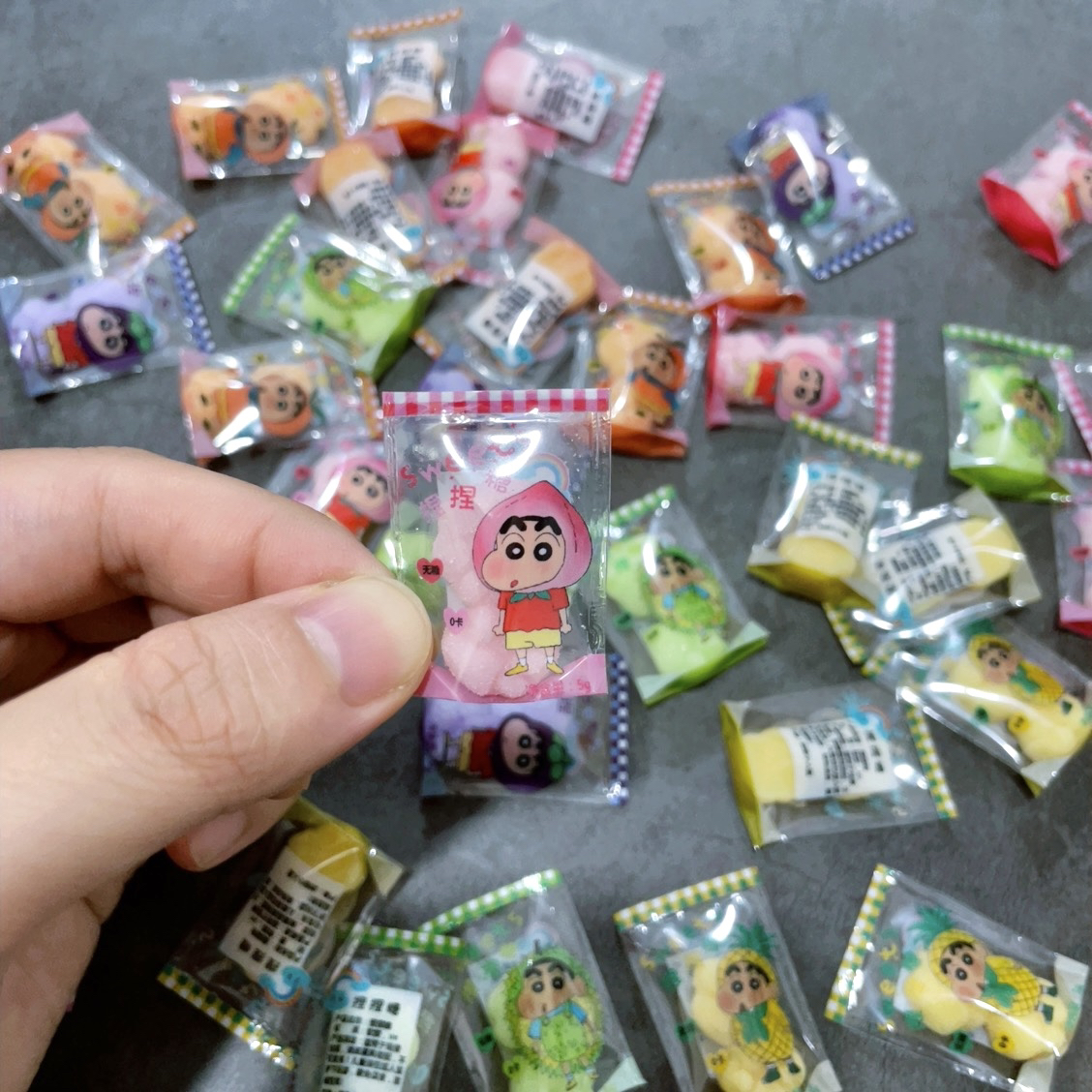 迷你食玩娃娃屋模型摆设 蜡笔小新猫爪捏捏糖软的可捏