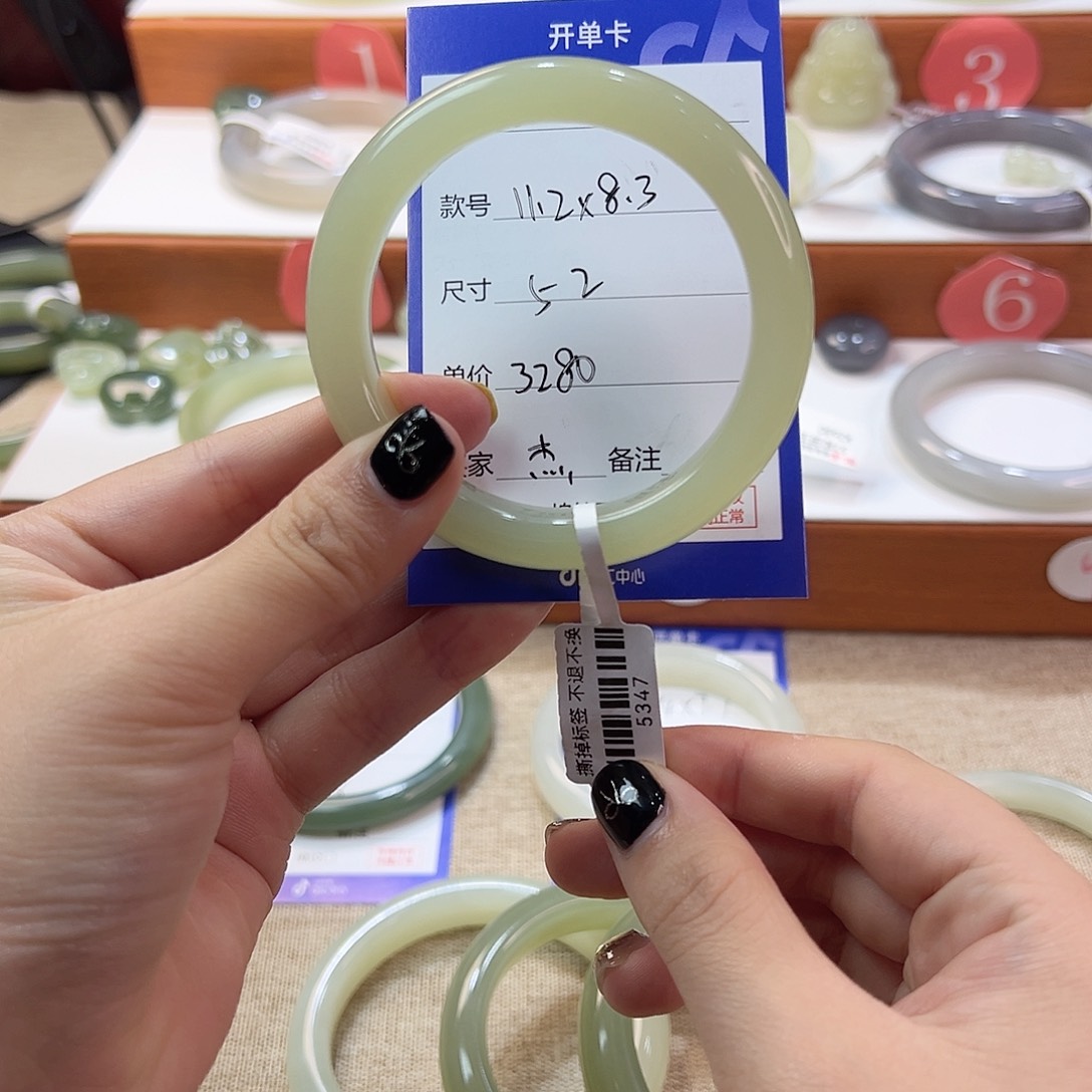 和田玉手镯未镶嵌杰***卡