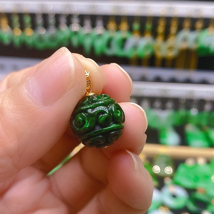 翡翠吊坠(赠链)18K金镶嵌吊坠