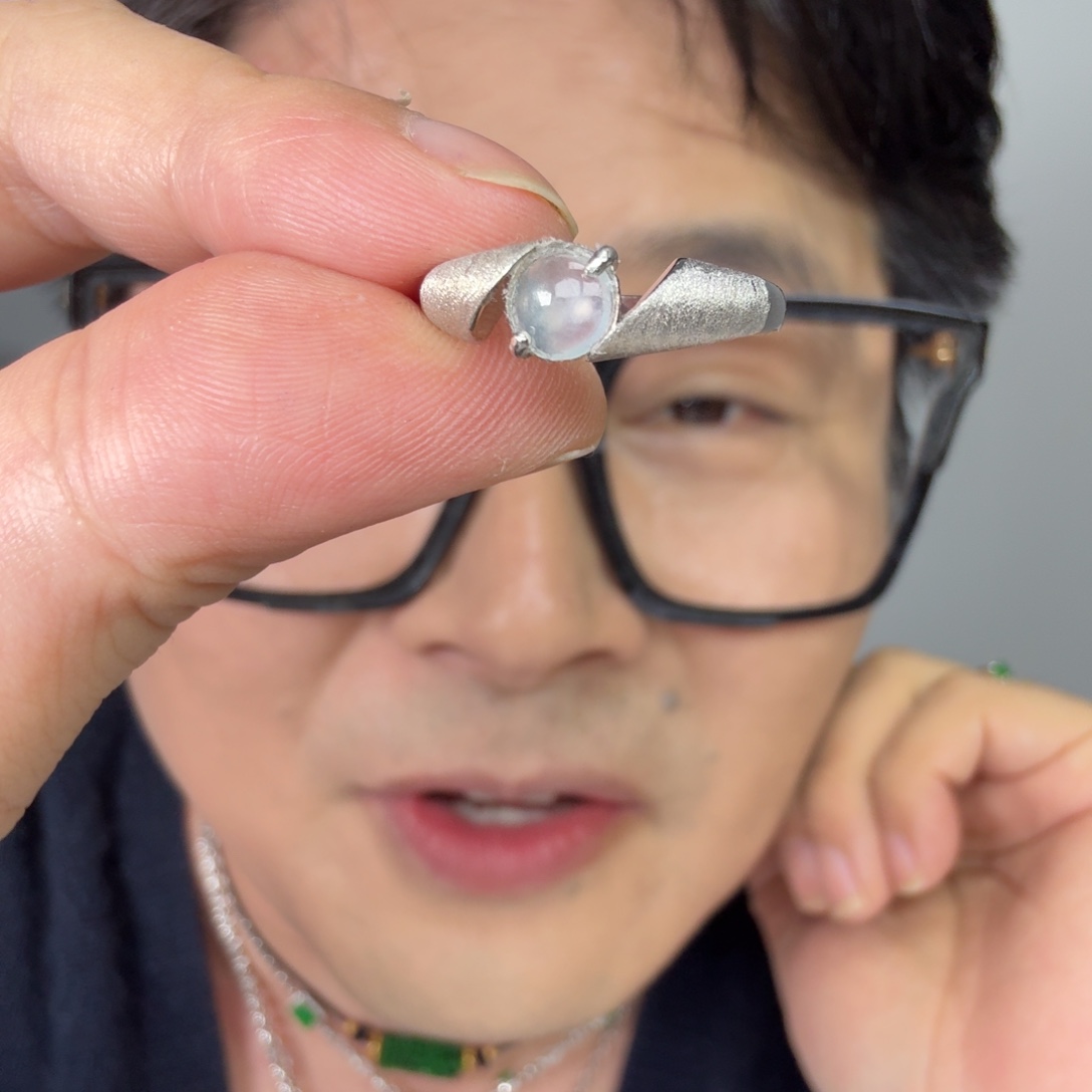 翡翠未镶嵌颈饰一件