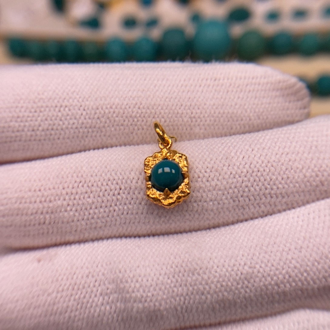 18K金镶嵌绿松石侧挂7.5mmA978