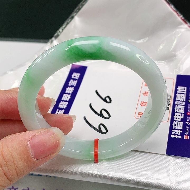 翡翠手镯未镶嵌翡翠