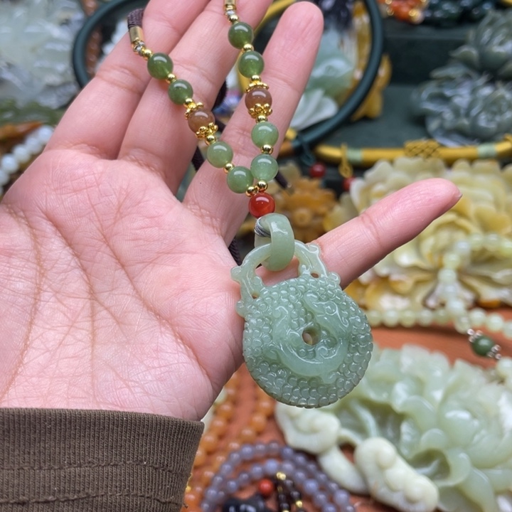 蛇纹石玉吊坠合金