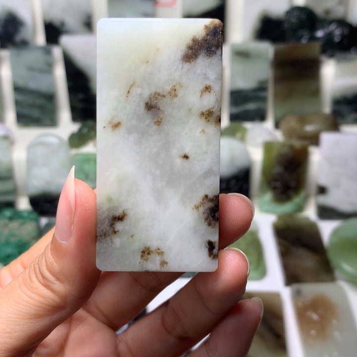 独山玉未镶嵌颈饰