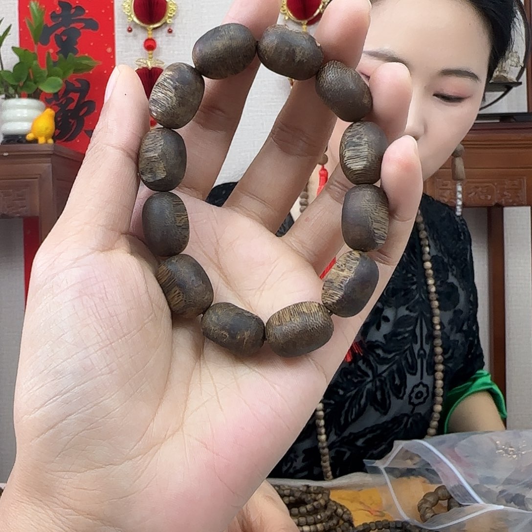 沉香手串乌身白棋随型桶珠单圈手串1.3