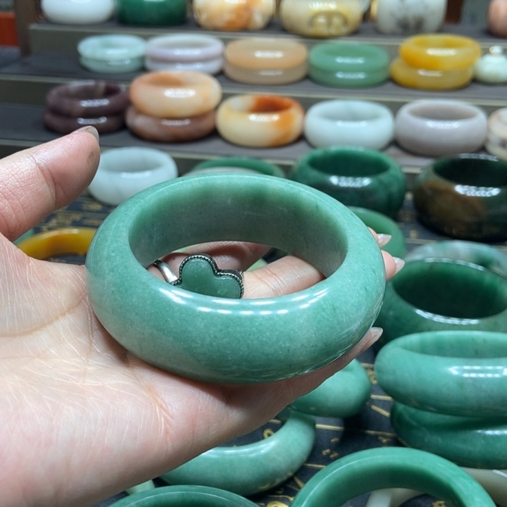 石英质玉手镯未镶嵌