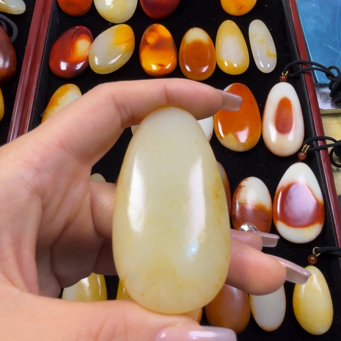 老***8和田玉未镶嵌颈饰