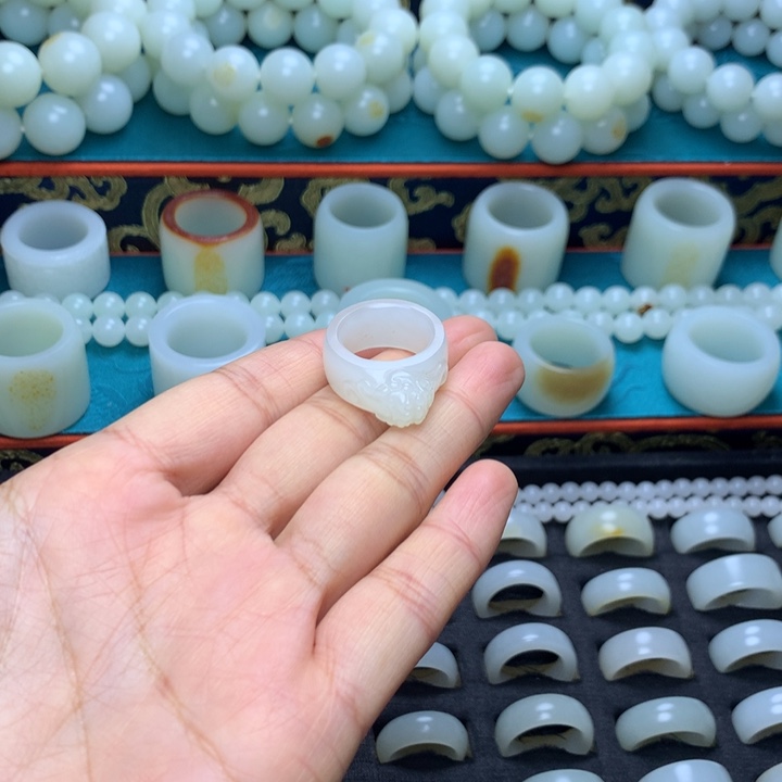 花***面和田玉未镶嵌戒指