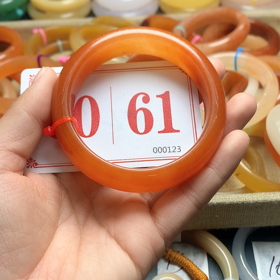 未镶嵌石英质玉（黄龙玉）手镯