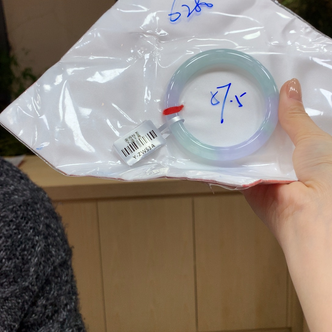 翡翠手镯未镶嵌不退不换