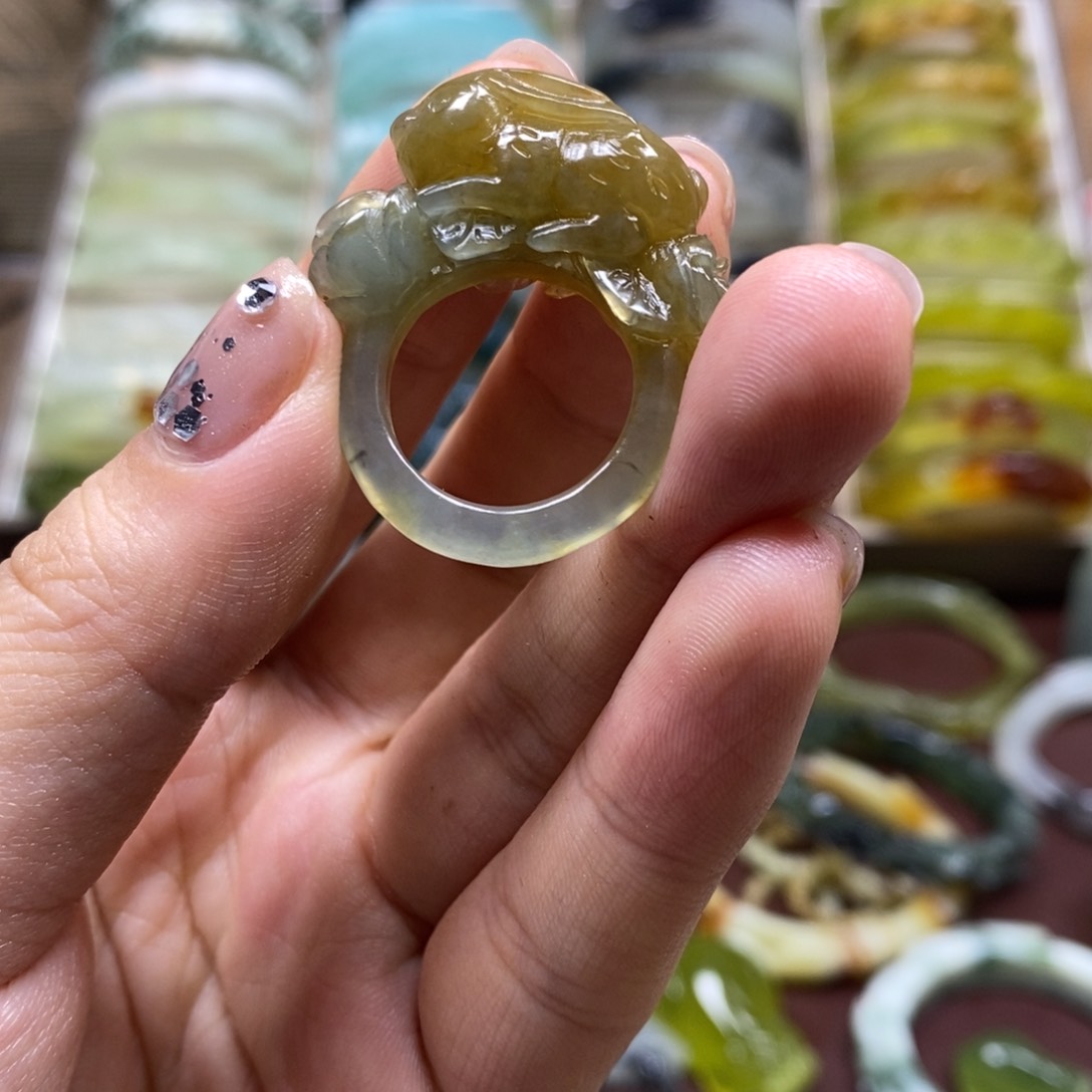 蛇纹石玉未镶嵌戒指