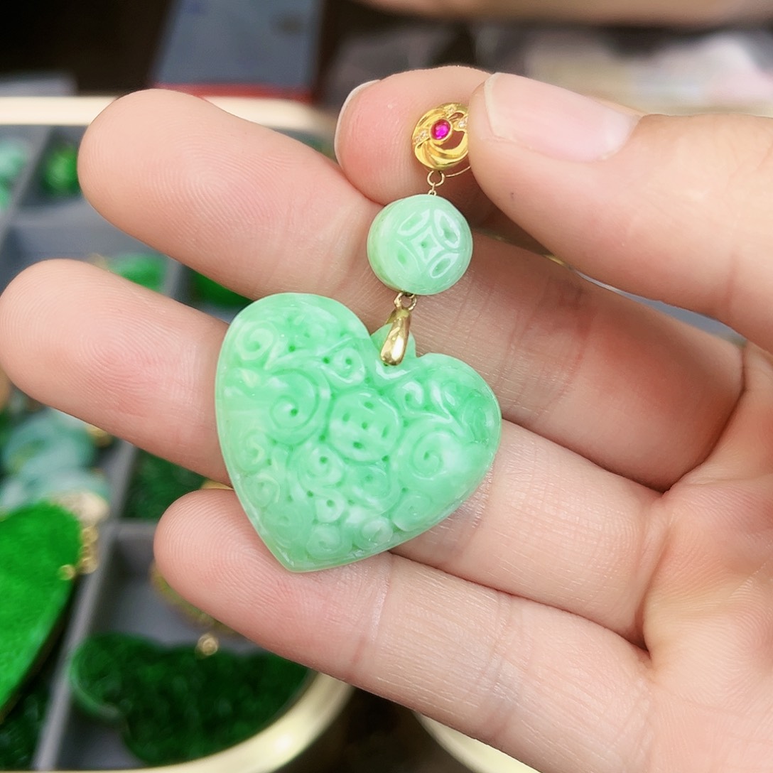 翡翠颈饰18K金镶嵌吊坠