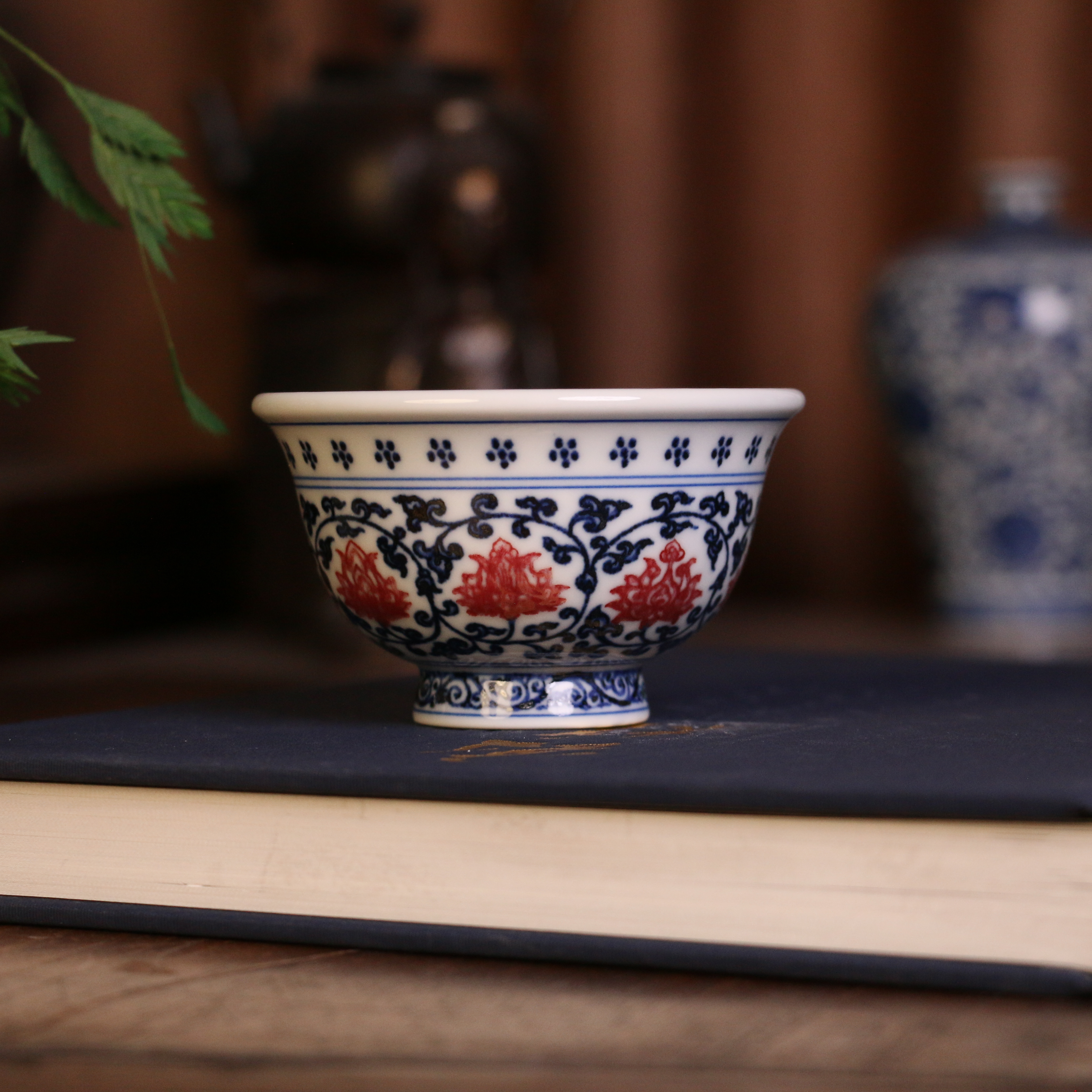 【瓷都朝圣】逸古堂青花缠枝莲釉里红压手杯