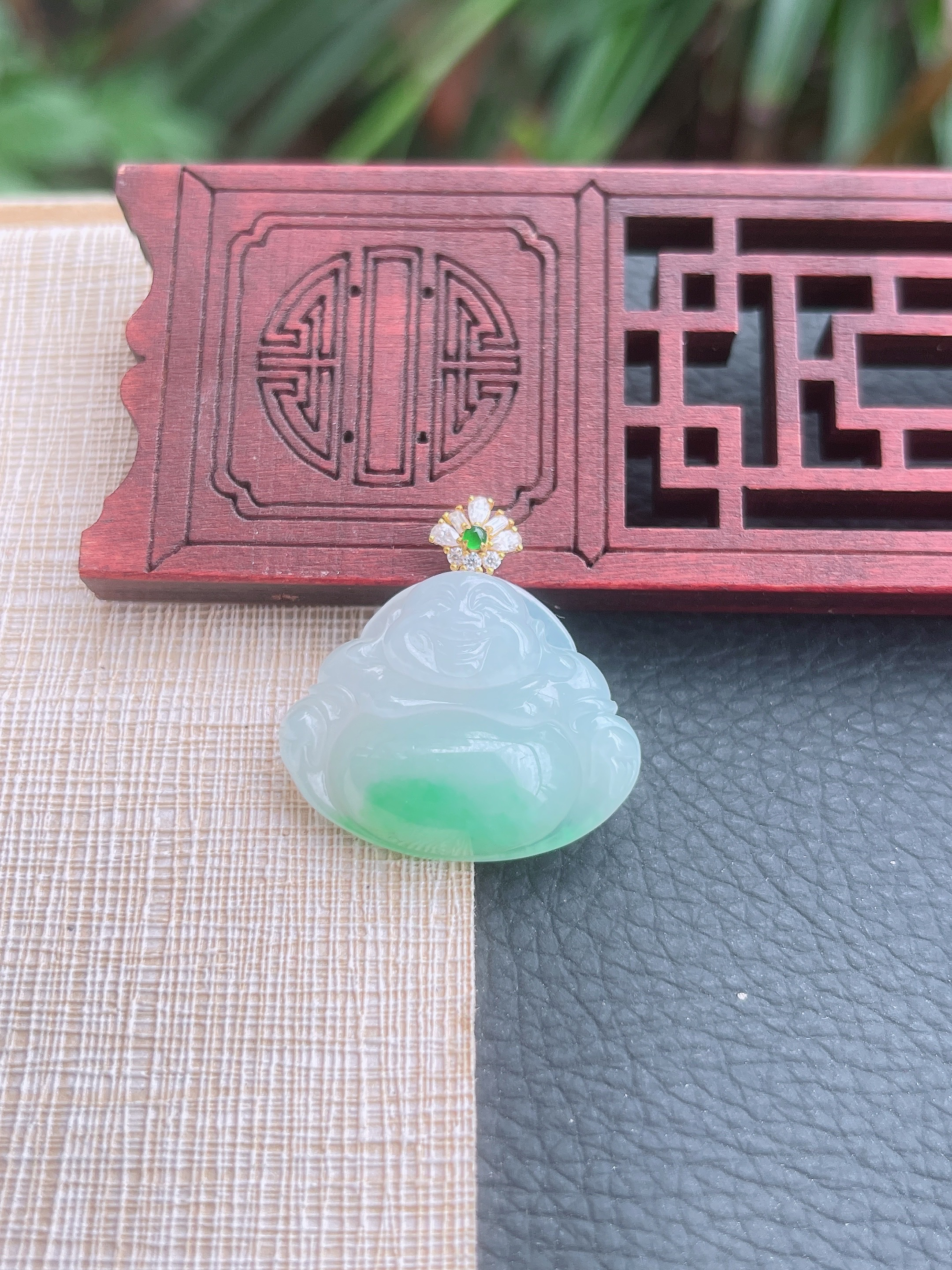天然缅甸A货翡翠.冰润胶感飘阳绿白底青佛公吊坠.尺寸20.5-25.7-7