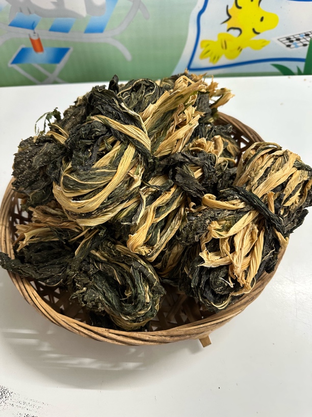 冬日太阳晾晒青菜補可熬汤煮卤肉五花肉味道鲜美好吃梅菜韵味十足