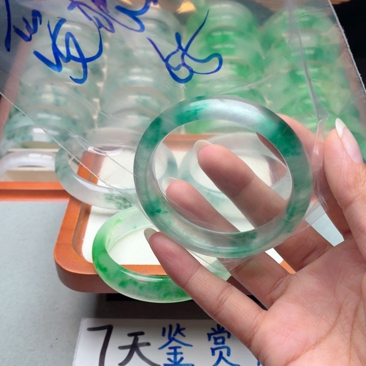 爱***人石英质玉未镶嵌手镯