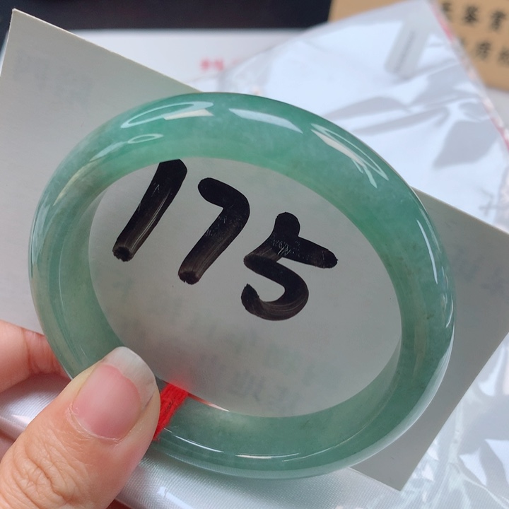 翡翠手镯未镶嵌满色