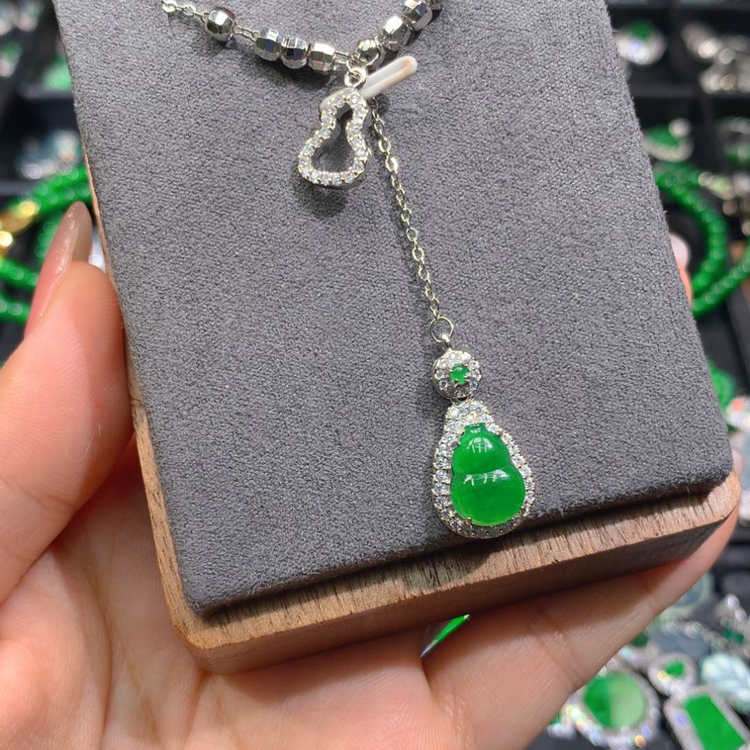 翡翠耳饰未镶嵌天然